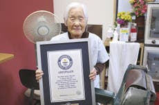 Mujer japonesa de 108 años, reconocida como la barbera más anciana del mundo