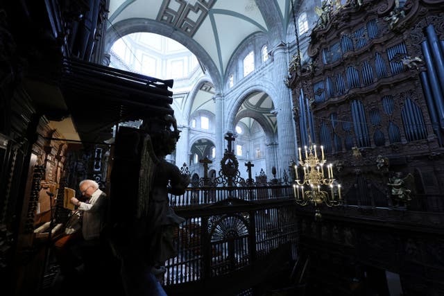 MÉXICO-ORGANISTA-CATEDRAL