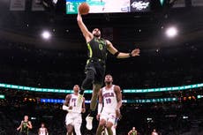 Tatum anota 35 puntos y guía a diezmados Celtics hacia victoria 123-105 sobre 76ers