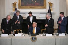 Trump dice a líderes de criptomonedas en cumbre de la Casa Blanca que apoya su industria