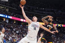 Jokic suma 31 puntos, 22 asistencias y 21 rebotes por Nuggets, que vencen 149-141 a Suns en prórroga