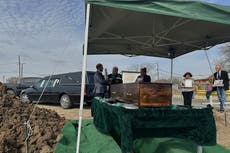 Unos padres venezolanos siguen desde casa el entierro de hijo tras ahogarse en Texas