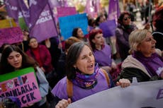 Protestas en Día Internacional de la Mujer en Turquía exigen protección contra violencia doméstica