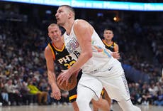 Jokic hace historia con el primer triple de 30-20-20 en la NBA en triunfo de Nuggets