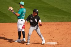 Infielder de Medias Blancas Meidroth se retira por calambres en las pantorrillas