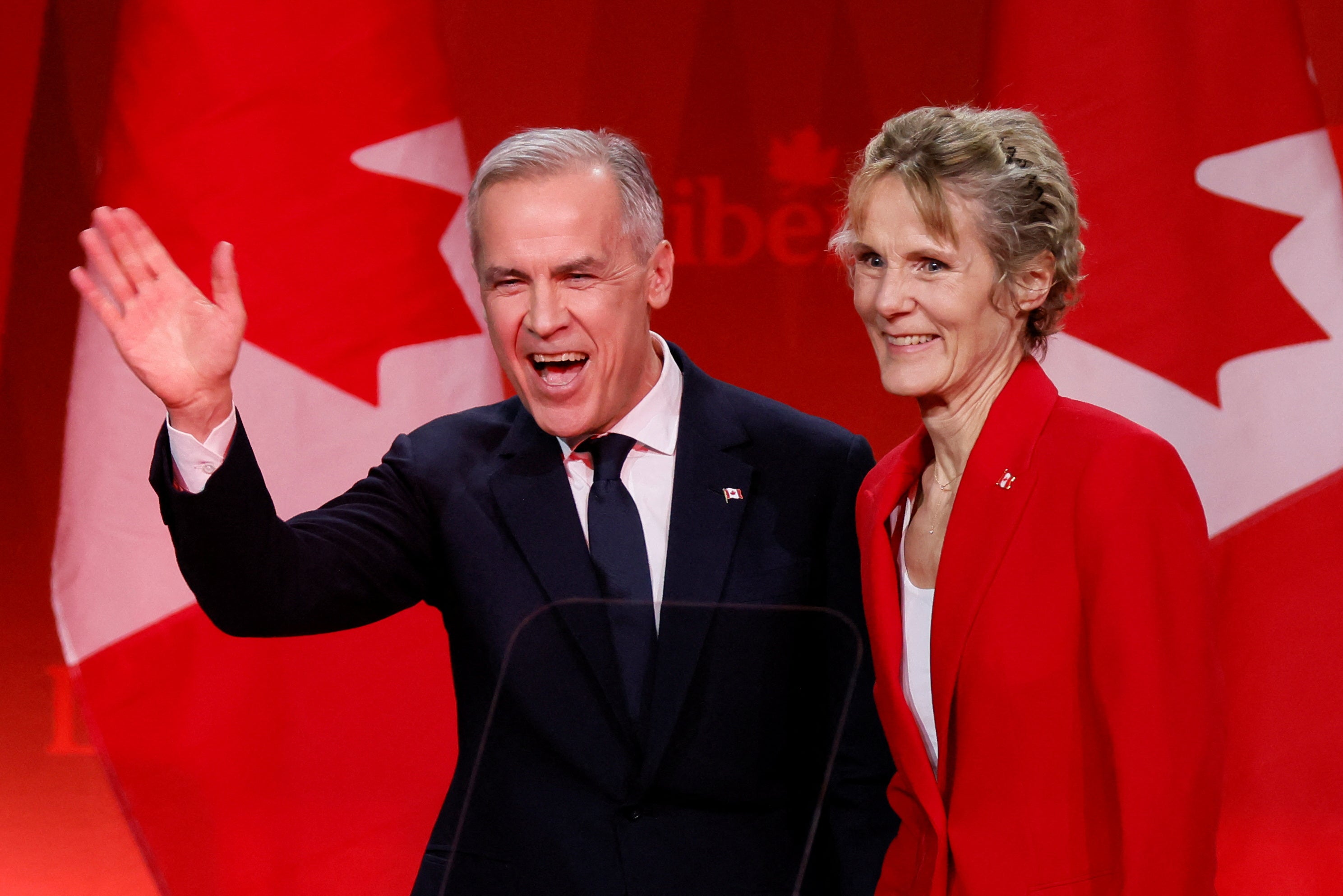 El exgobernador del Banco de Canadá y del Banco de Inglaterra, Mark Carney, junto a su esposa británica, Diana Fox, tras ganar la contienda para liderar el gobernante Partido Liberal de Canadá