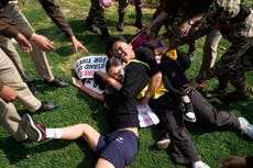 Tibetanos chocan con la policía frente a la embajada china en India en el aniversario del alzamiento