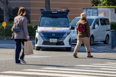 Nissan de Japón prueba vehículos autónomos en calles llenas de coches y personas