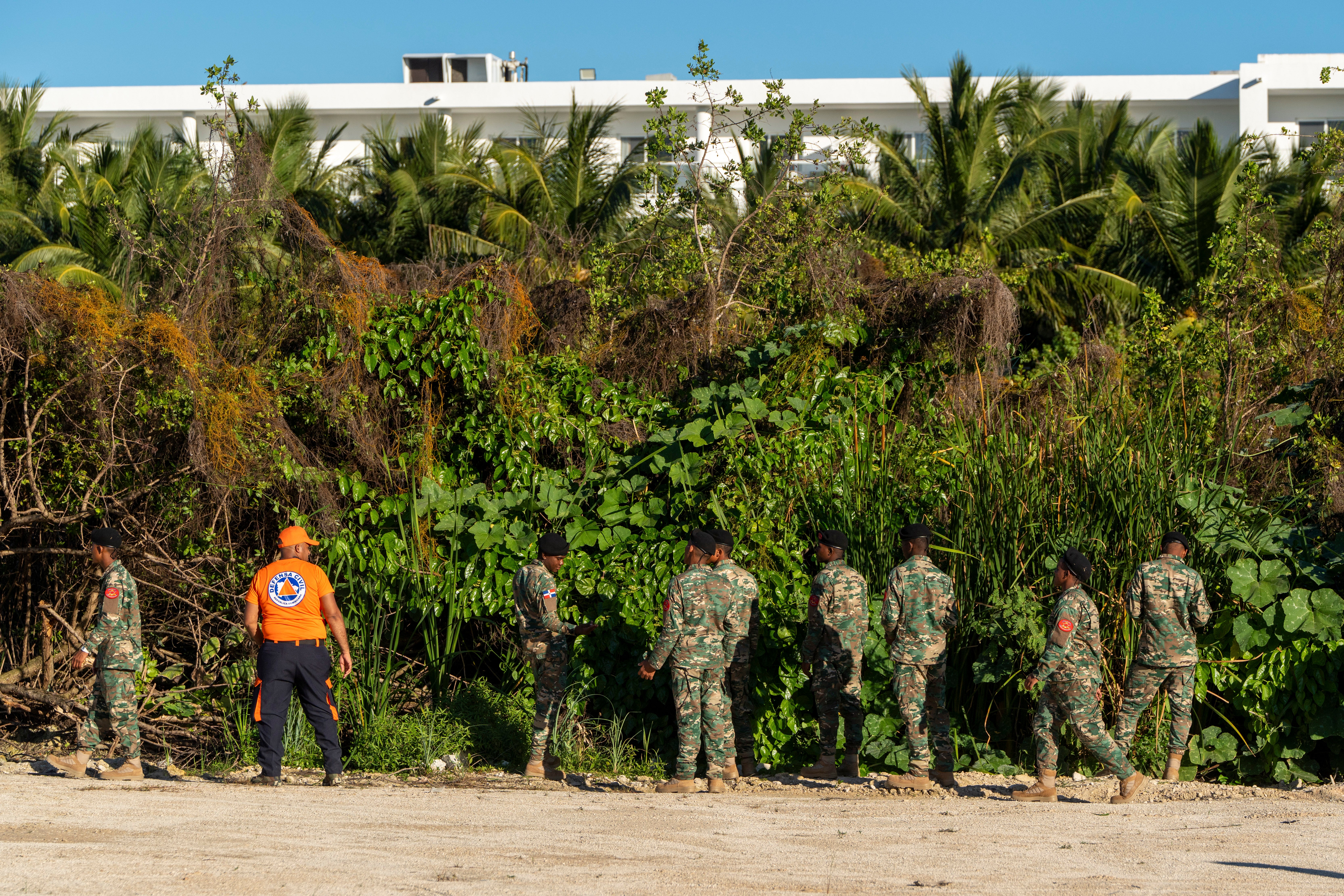 Militares y miembros de Defensa Civil buscan a Konanki en una playa de Punta Cana