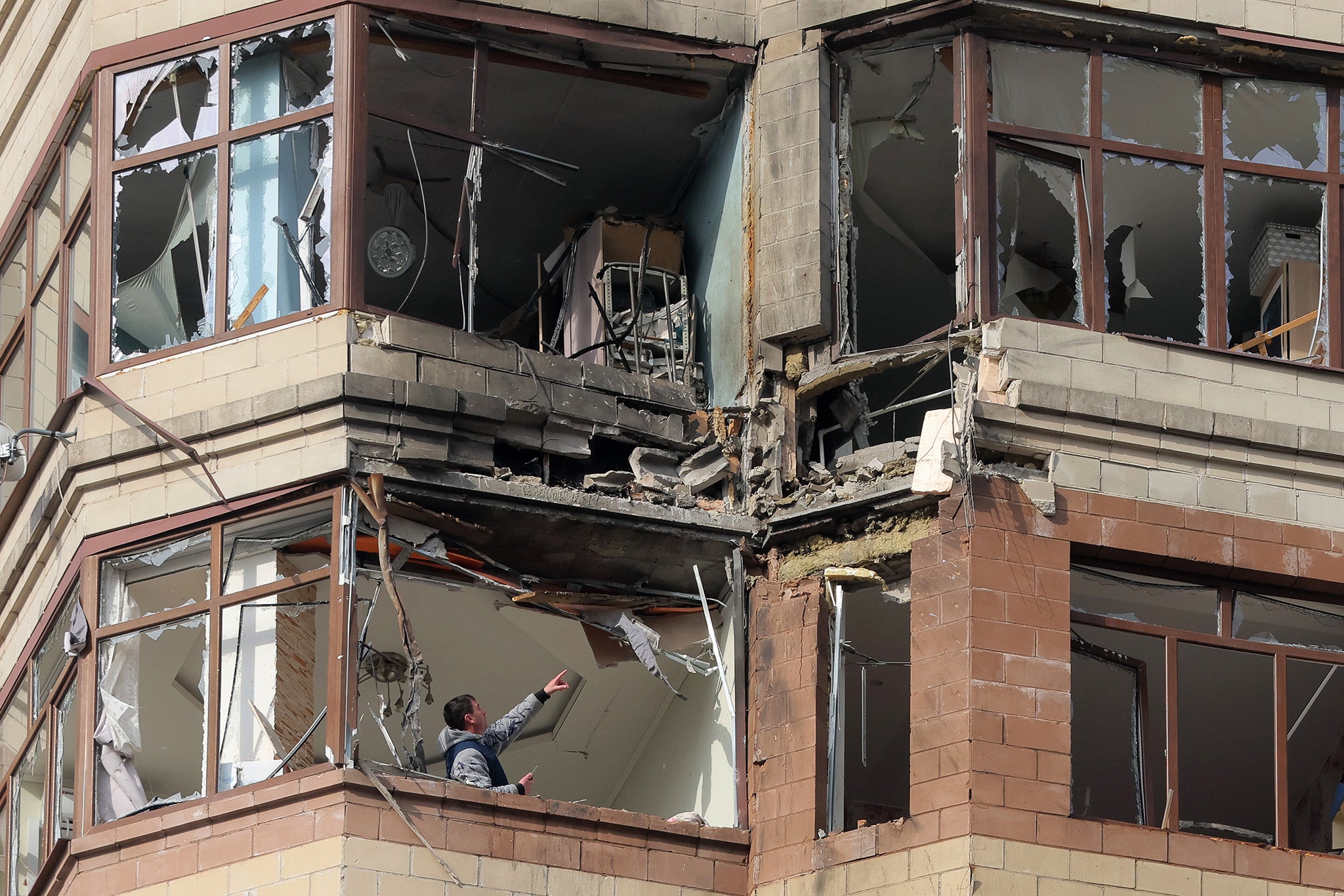 Un edificio de apartamentos dañado en Ramenskoe, a las afueras de Moscú, tras el ataque ucraniano con drones