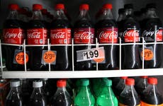 Hombre bebe Coca-Cola que fue guardada por 10 años en memoria de una madre fallecida