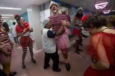 Payasos y músicos llevan la alegría del Carnaval a niños enfermos en un hospital de Río