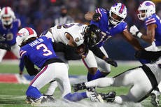 Bills retienen a Damar Hamlin al pactar por un año con el safety que sufrió un paro cardíaco