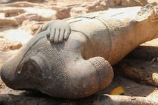 Encuentran el torso de una estatua de Buda en el complejo de templos de Angkor en Camboya