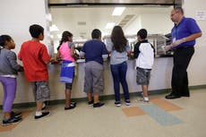 EEUU reanuda la detención de familias migrantes tras pausa durante gobierno de Biden