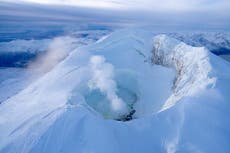 Volcán cercano a la mayor ciudad de Alaska podría hacer erupción próximamente, advierten científicos