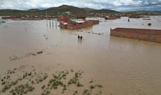 Cultivos y viviendas de pequeña ciudad en el altiplano boliviano anegadas por intensas lluvias