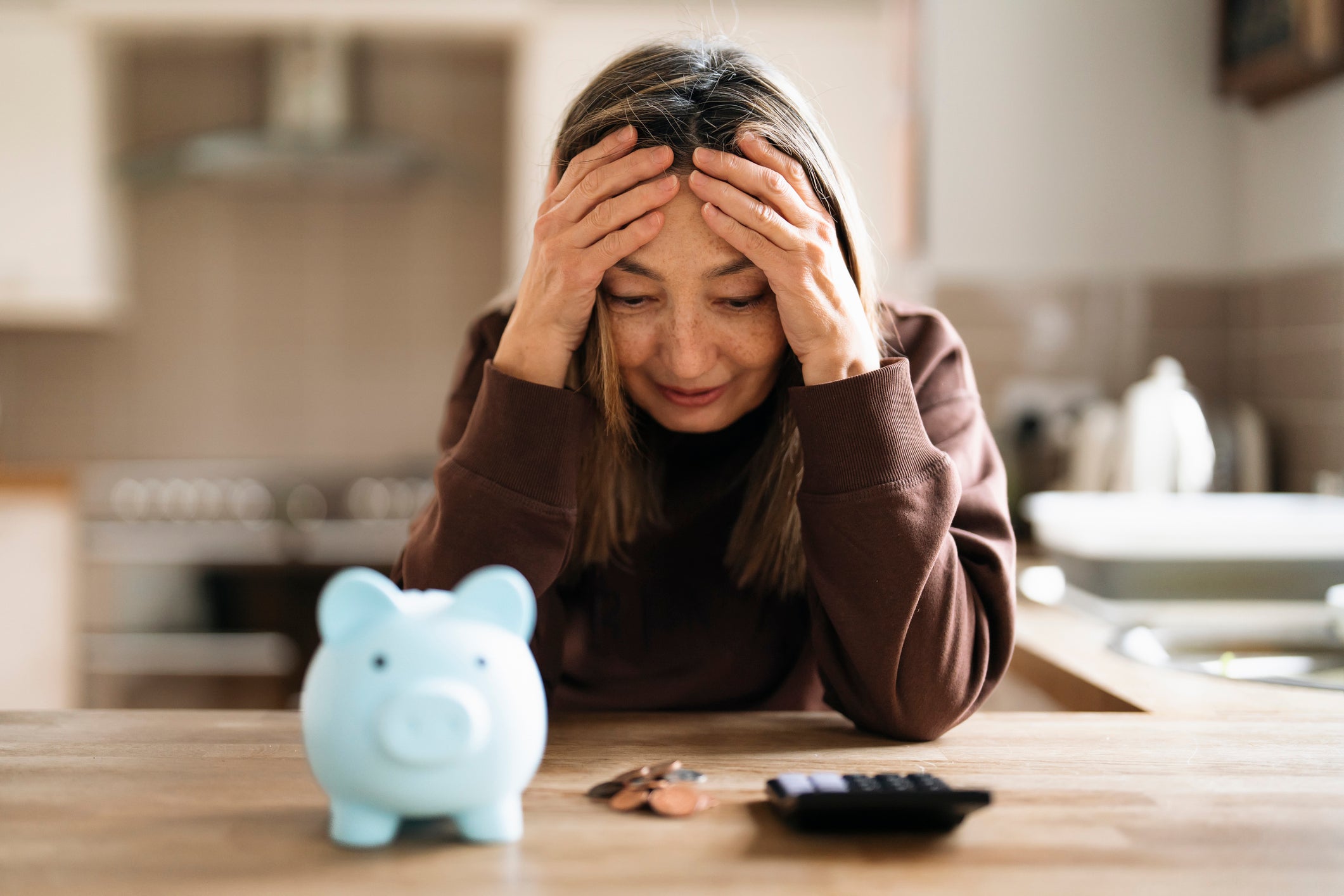 Mujer luce estresada con ansiedad financiera