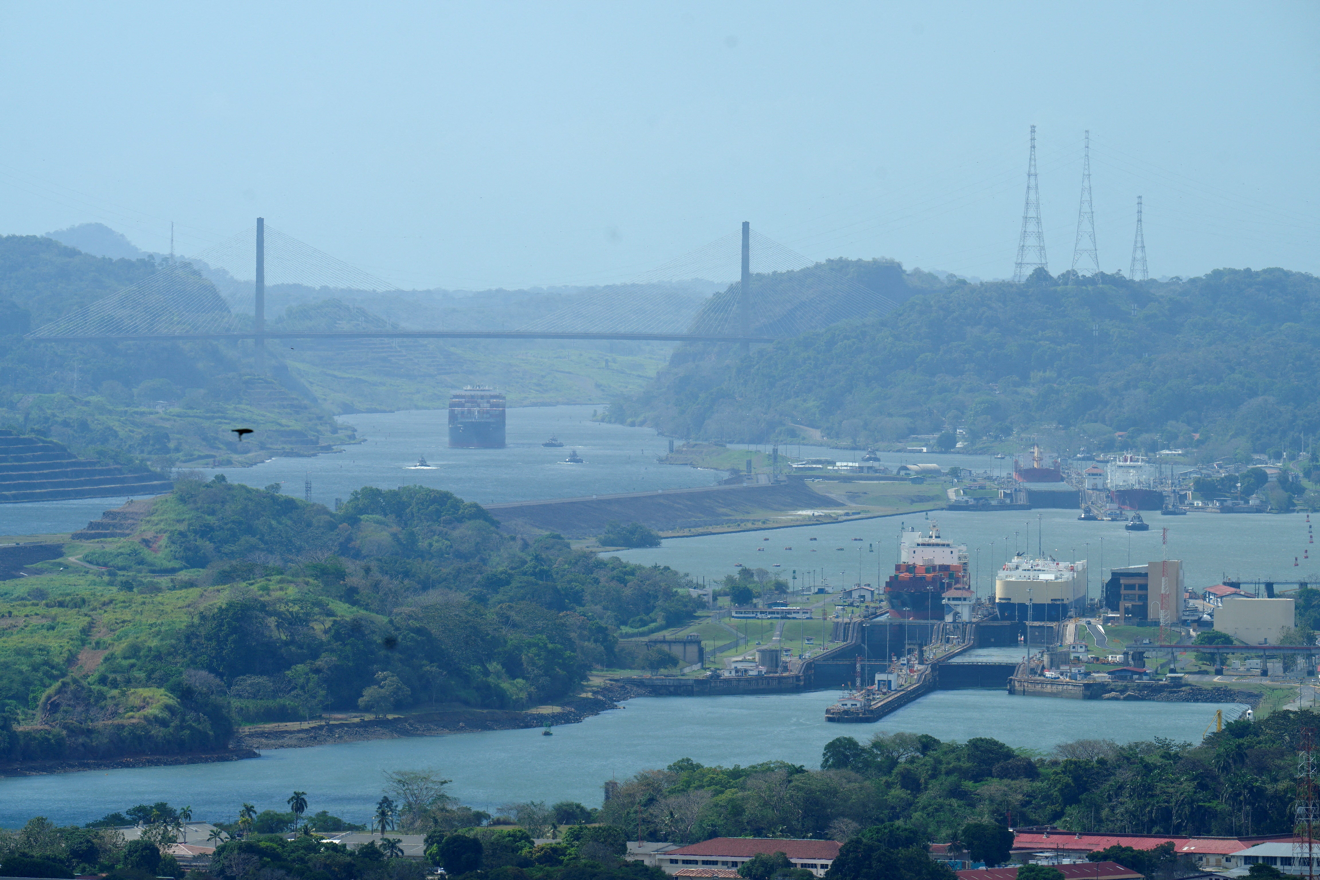 El presidente Donald Trump prometió "recuperar" el canal de Panamá, al considerar que favorece a Estados Unidos. Ahora, informes indican que el ejército analiza planes para aumentar su presencia en Panamá