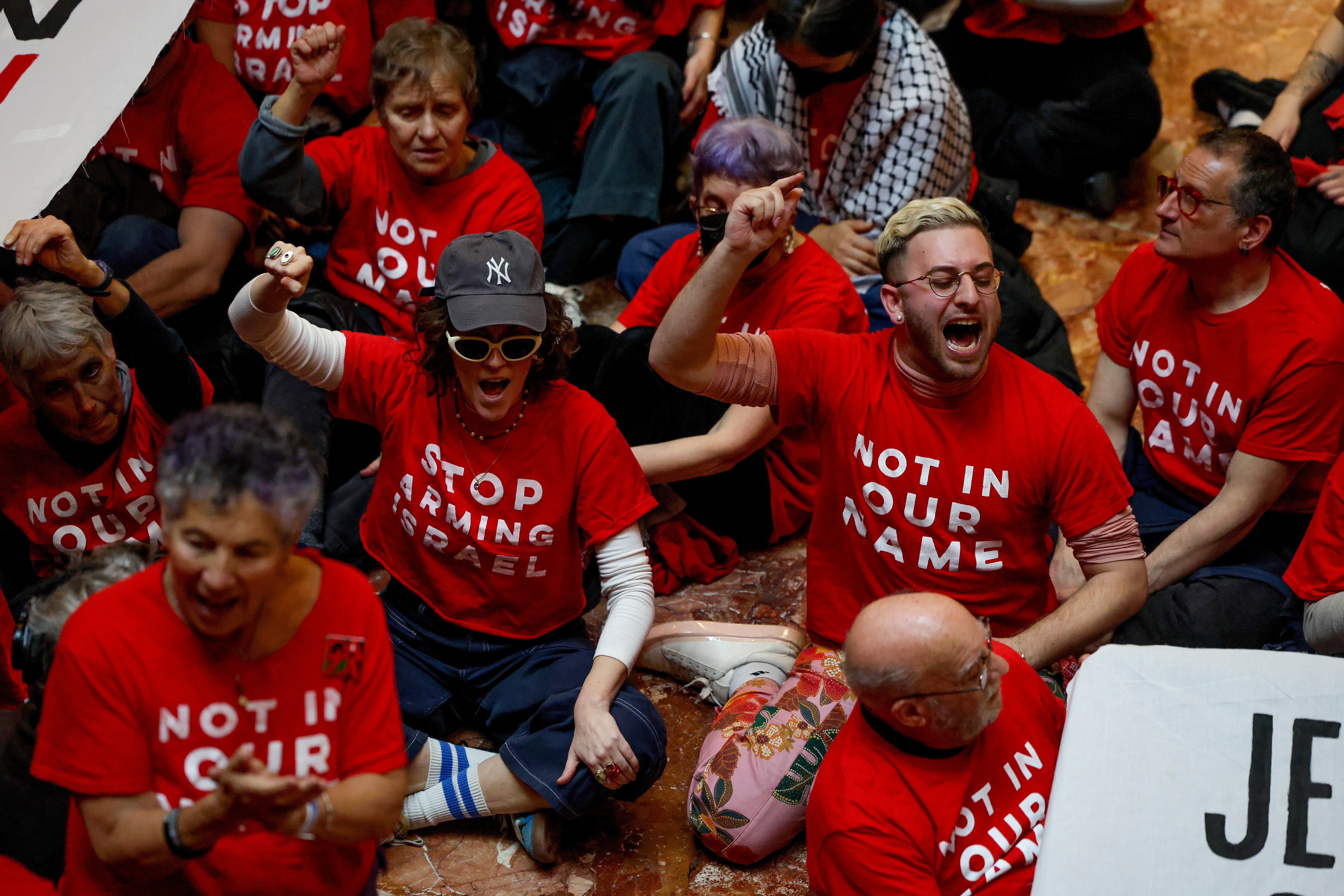 El jueves, los manifestantes vestían camisetas rojas en las que se leía “Como judíos, pedimos que se deje de armar a Israel” y portaban pancartas en las que se leía “Oponerse al fascismo es una tradición judía” y “Lucha contra los nazis, no contra los estudiantes”