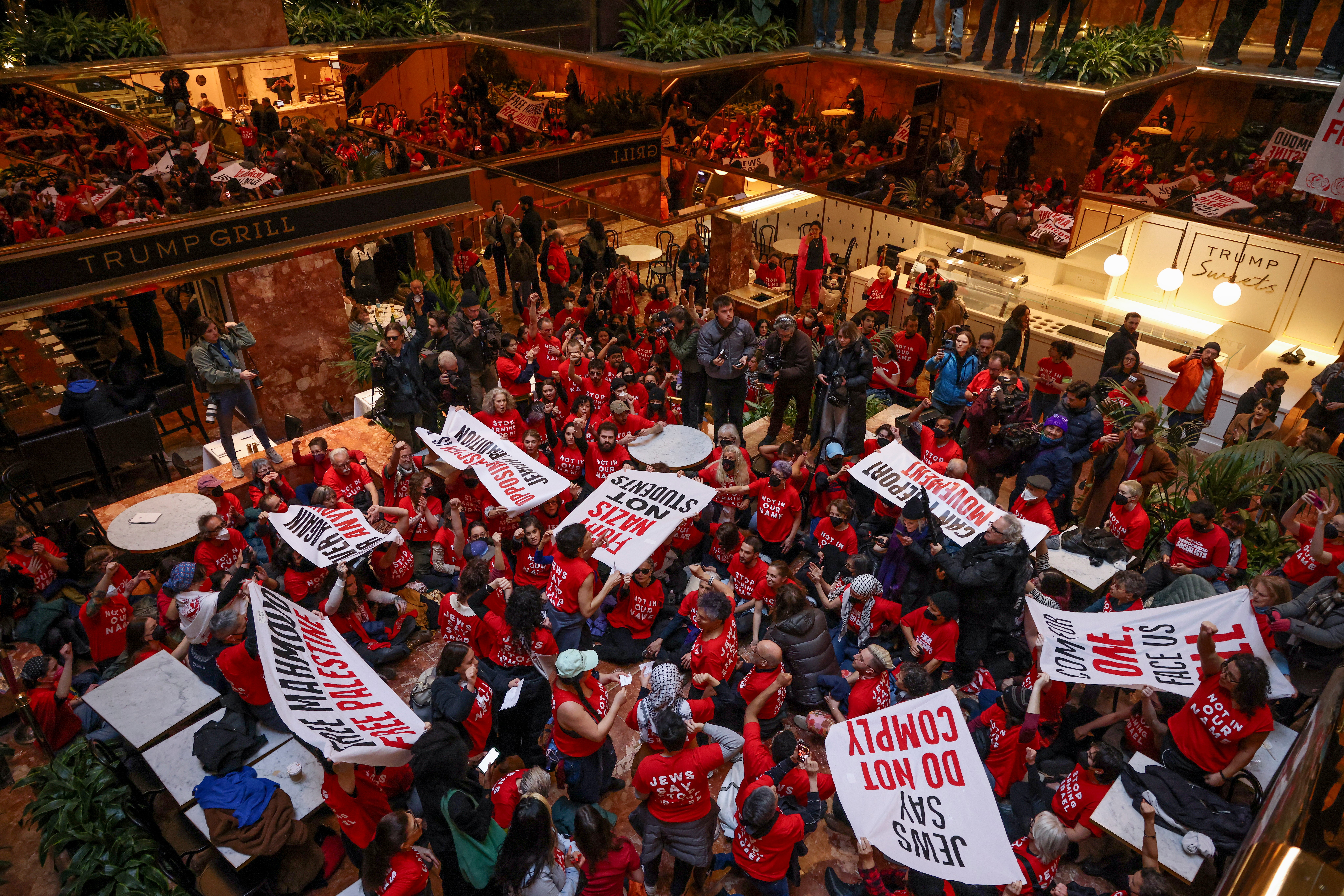 El jueves, agentes de la policía de Nueva York se instalaron dentro y fuera del edificio ubicado justo al lado de Central Park, antes de la protesta, y comenzaron a detener a los manifestantes tras advertirles de que se marcharan