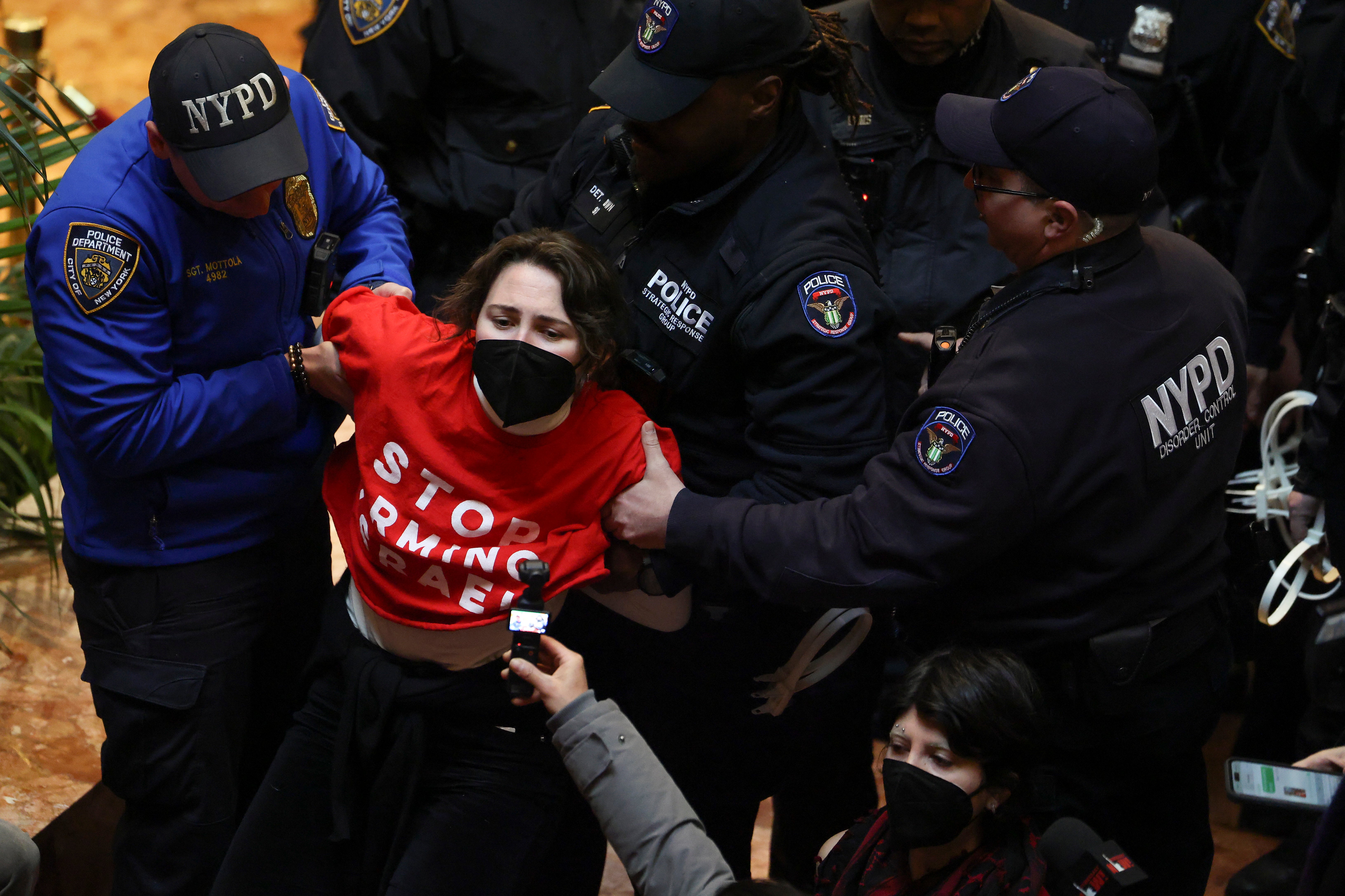 En imágenes tomadas el jueves, se ven escenas caóticas en las que agentes de la policía de Nueva York sacan a rastras a miembros del grupo Jewish Voice for Peace (Voz Judía por la Paz) del edificio ubicado cerca de Central Park