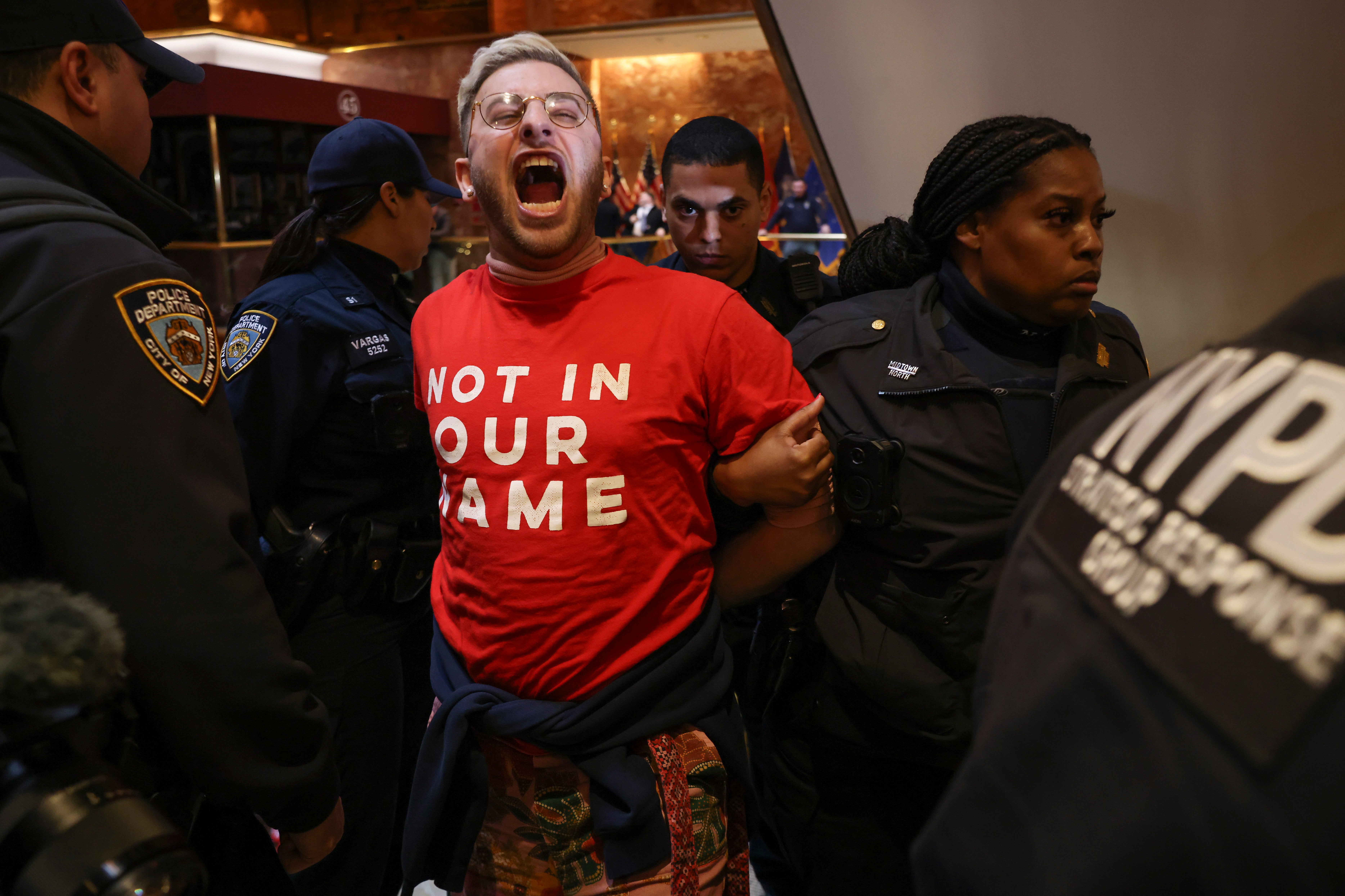 La policía de Nueva York detuvo este jueves a varios activistas que ocuparon la Torre Trump en Nueva York en protesta por la detención del activista propalestino Mahmoud Khalil