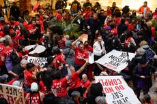 Policía arresta a numerosos manifestantes en la Torre Trump en Nueva York