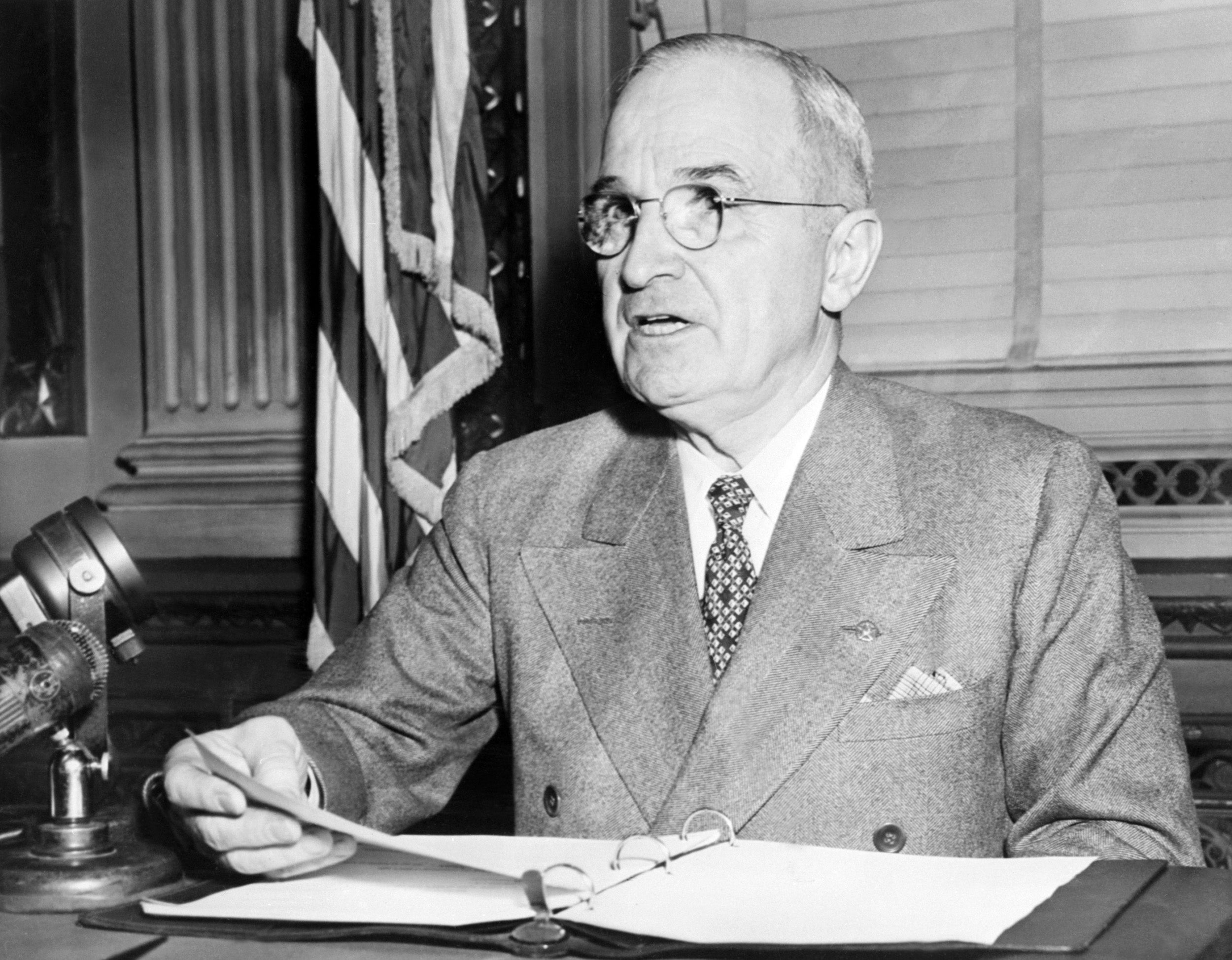 Harry Truman (1884-1972), 33º Presidente de EE. UU., se dirige a los medios de comunicación en 1945 en Washington, D.C. Su Gobierno utilizó la Ley de Enemigos Extranjeros hasta 1951