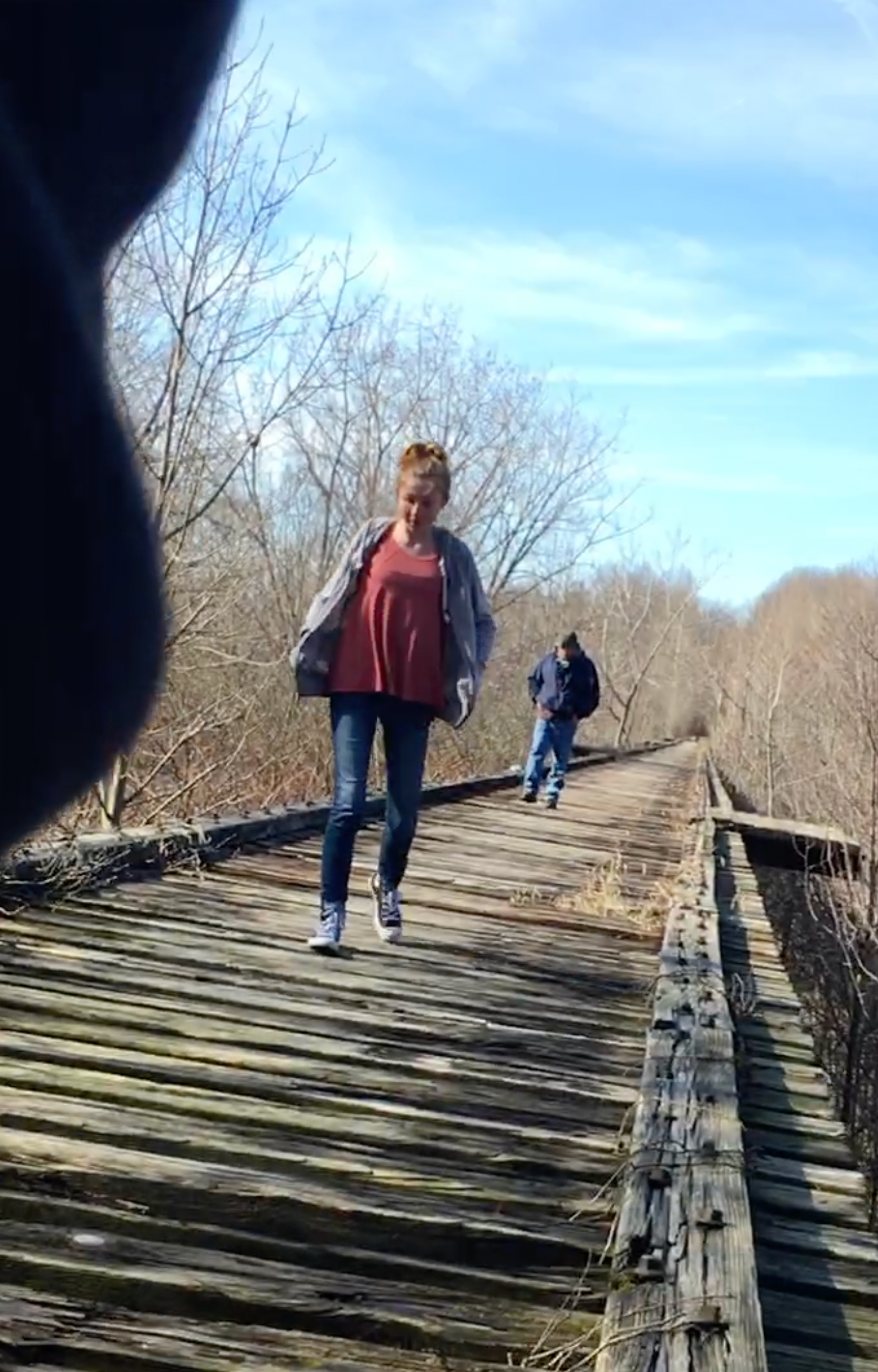 Una captura de pantalla del video muestra a Abby Williams con el sospechoso conocido como "Bridge Guy" siguiéndola de cerca, instantes antes de que ella y su amiga Libby German, quien estaba grabando en ese momento, fueran asesinadas en 2017