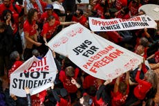 Manifestantes judíos protestan en la Torre Trump en apoyo a activista propalestino de Columbia