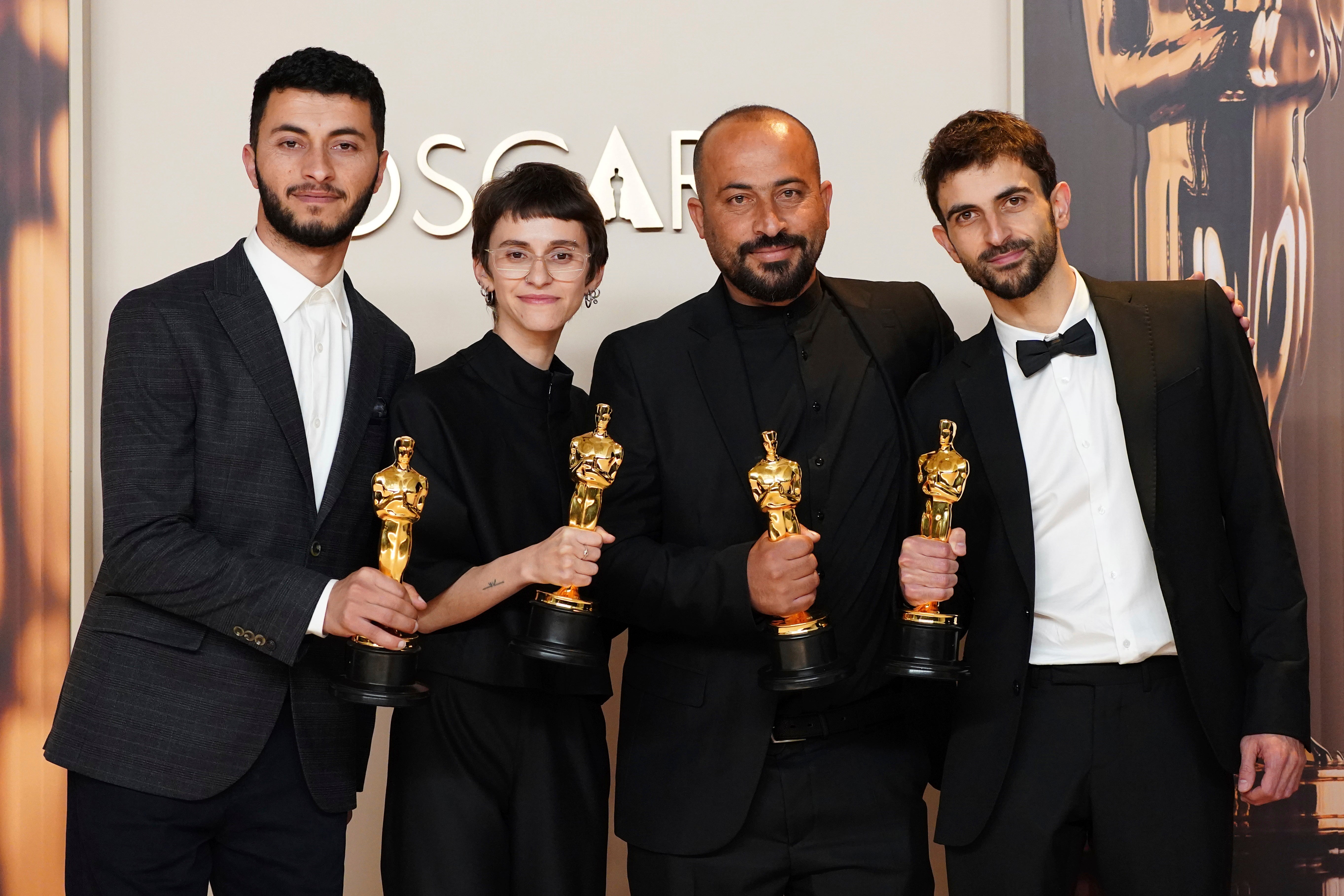 (De izquierda a derecha) Basel Adra, Rachel Szor, Hamdan Ballal y Yuval Abraham con sus Oscar tras ganar el premio al mejor largometraje documental por su película 'No Other Land'