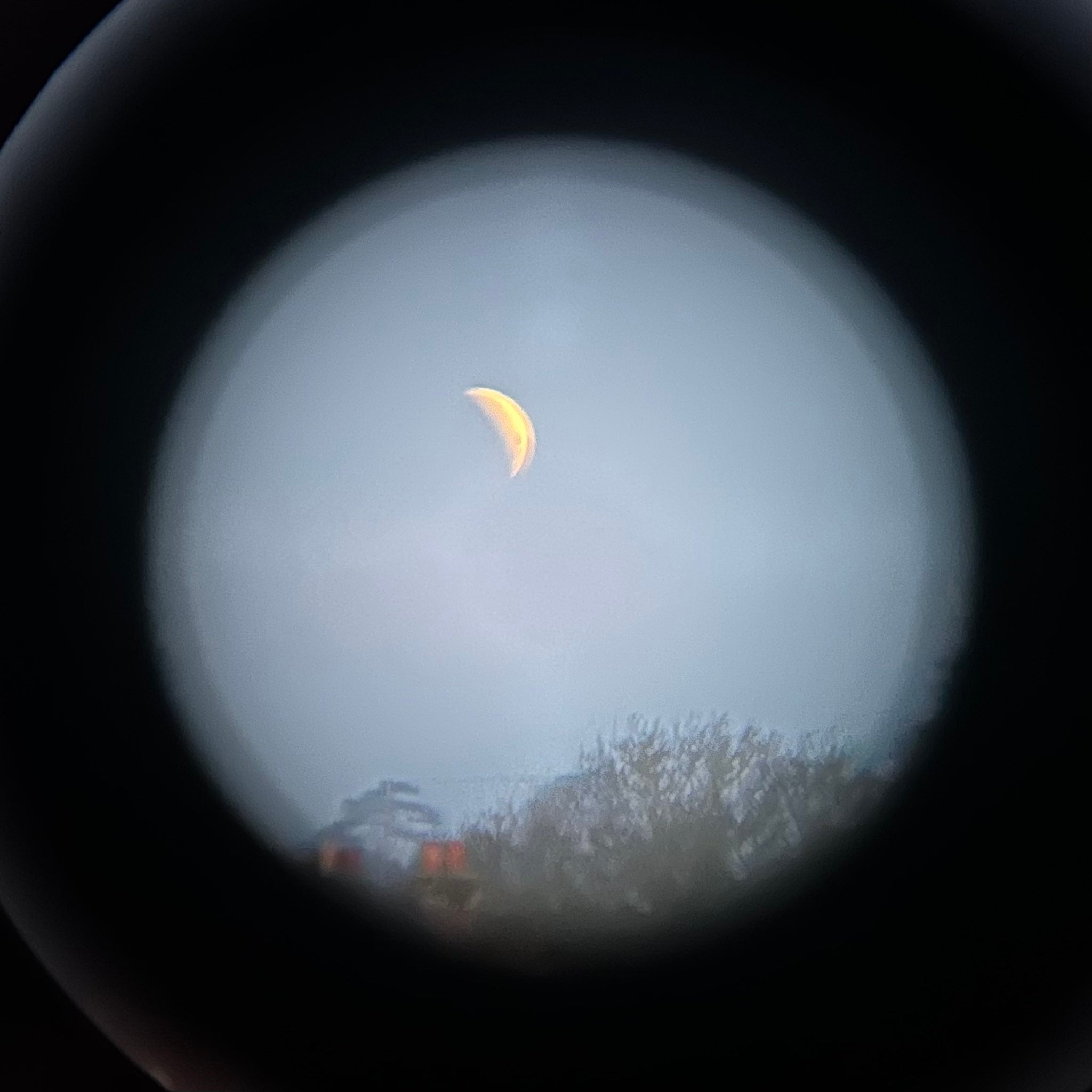 Vista de la Luna de sangre a través de binoculares