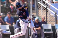 Austin Riley abandona juego de los Bravos en la Liga de Toronjas al ser golpeado en la mano derecha