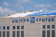 El United Center retira los pendones de campeonato de los Bulls tras ser dañados en un concierto