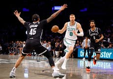 Porzingis anota 24 en su regreso y ayuda a Celtics a vencer 115-113 a Nets