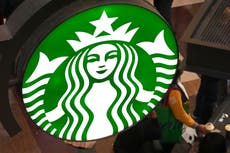 Californiano gana 50 MDD en demanda por quemaduras de té en Starbucks