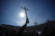 El papa no asistirá al Angelus en la plaza de San Pedro por quinto domingo desde su hospitalización