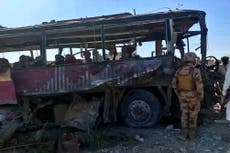 Cinco muertos en ataque suicida contra autobuses que llevaban a fuerzas de seguridad en Pakistán