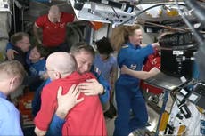 Llegan a la estación espacial los reemplazos de 2 astronautas varados desde junio