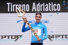 Ayuso levanta el tridente de Neptuno tras ganar la Tirreno-Adriático