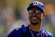 Mookie Betts no jugará con Dodgers contra los Cachorros en Tokio por enfermedad