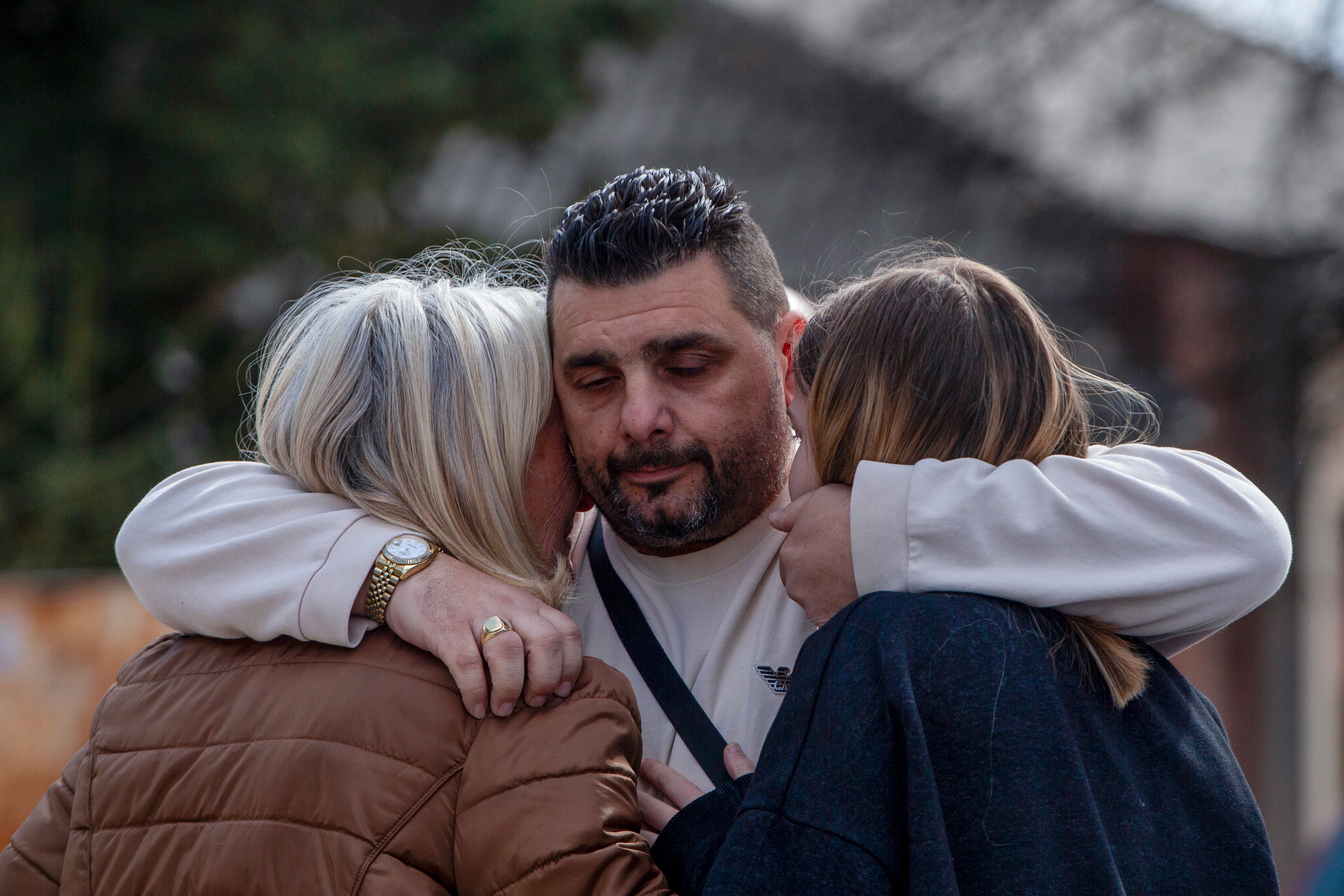 Familiares en duelo se reúnen frente a la discoteca Pulse tras la tragedia