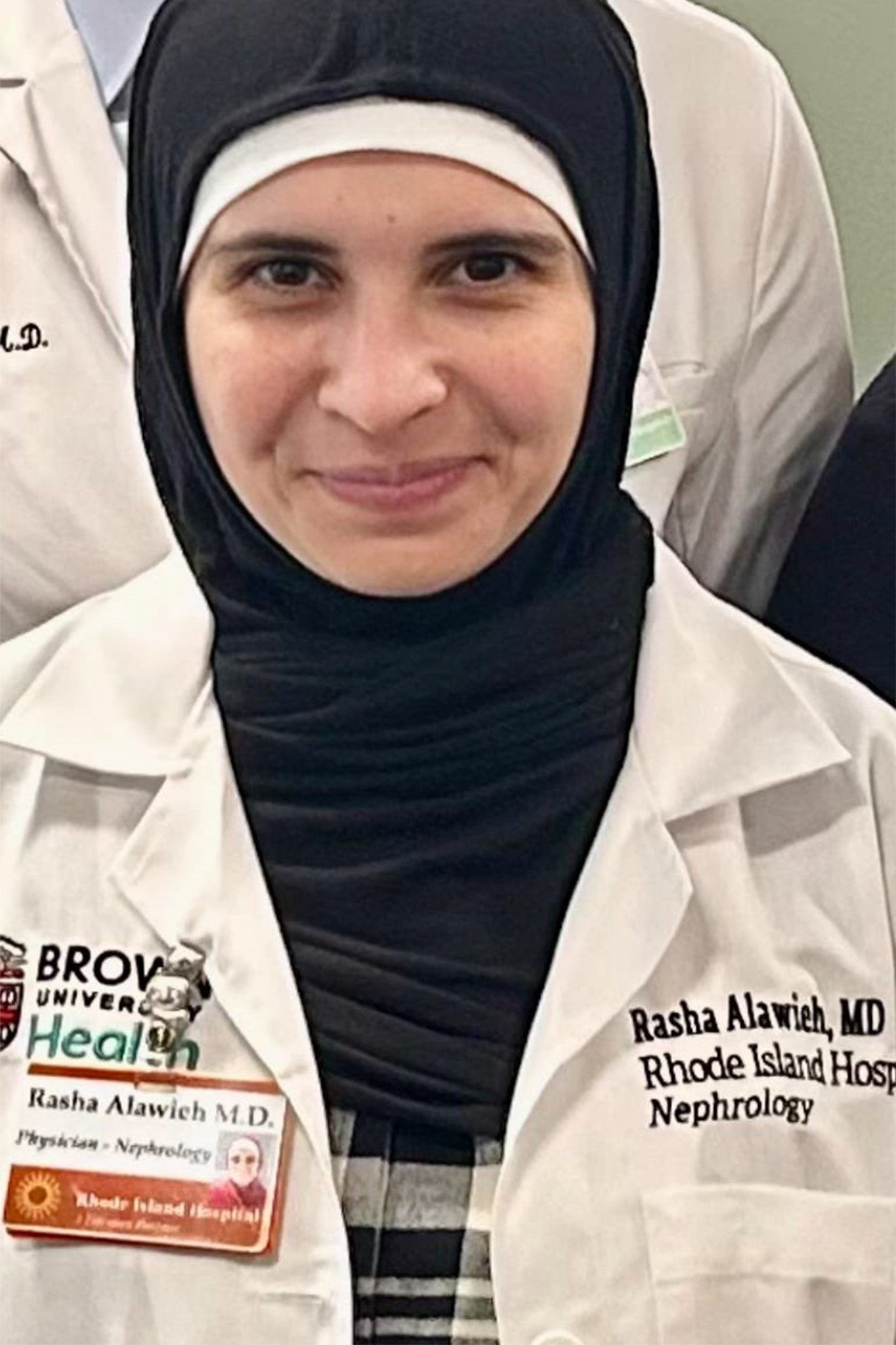 La Dra. Rasha Alawieh debe permanecer en Líbano mientras los abogados se preparan para llevar su caso. La médica de la Ivy League lleva seis años en Estados Unidos, especializada en medicina renal en el Hospital de Rhode Island.