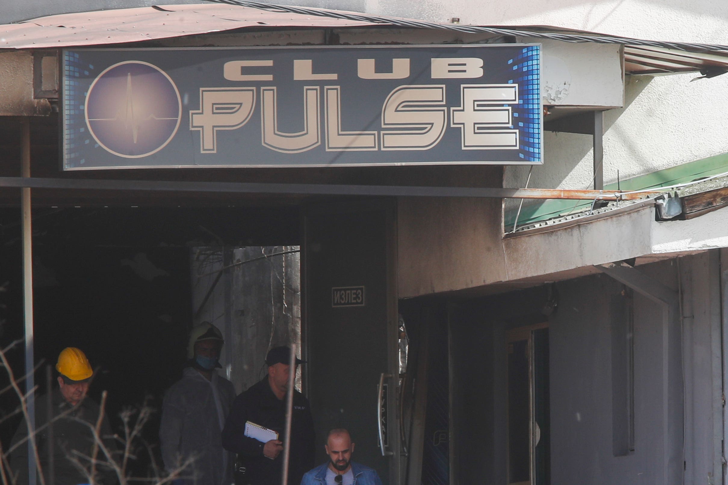 Agentes de policía investigan un club nocturno en Kocani, Macedonia del Norte, tras el incendio que dejó múltiples víctimas. (Foto: AP)