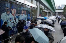 La mercancía de Shohei Ohtani provoca largas colas, incluso bajo la lluvia, en Tokio