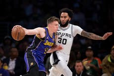 Reaves anota 30 puntos y Doncic se queda cerca del triple-doble en victoria de Lakers sobre Spurs