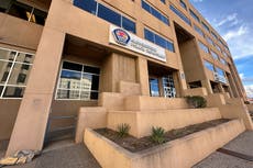Acusan de asesinato a 2 adolescentes por el atropello fatal de un ciclista en Albuquerque