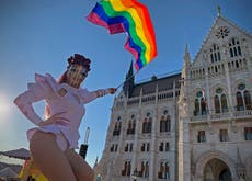 Parlamento de Hungría aprueba ley que prohíbe eventos de orgullo gay