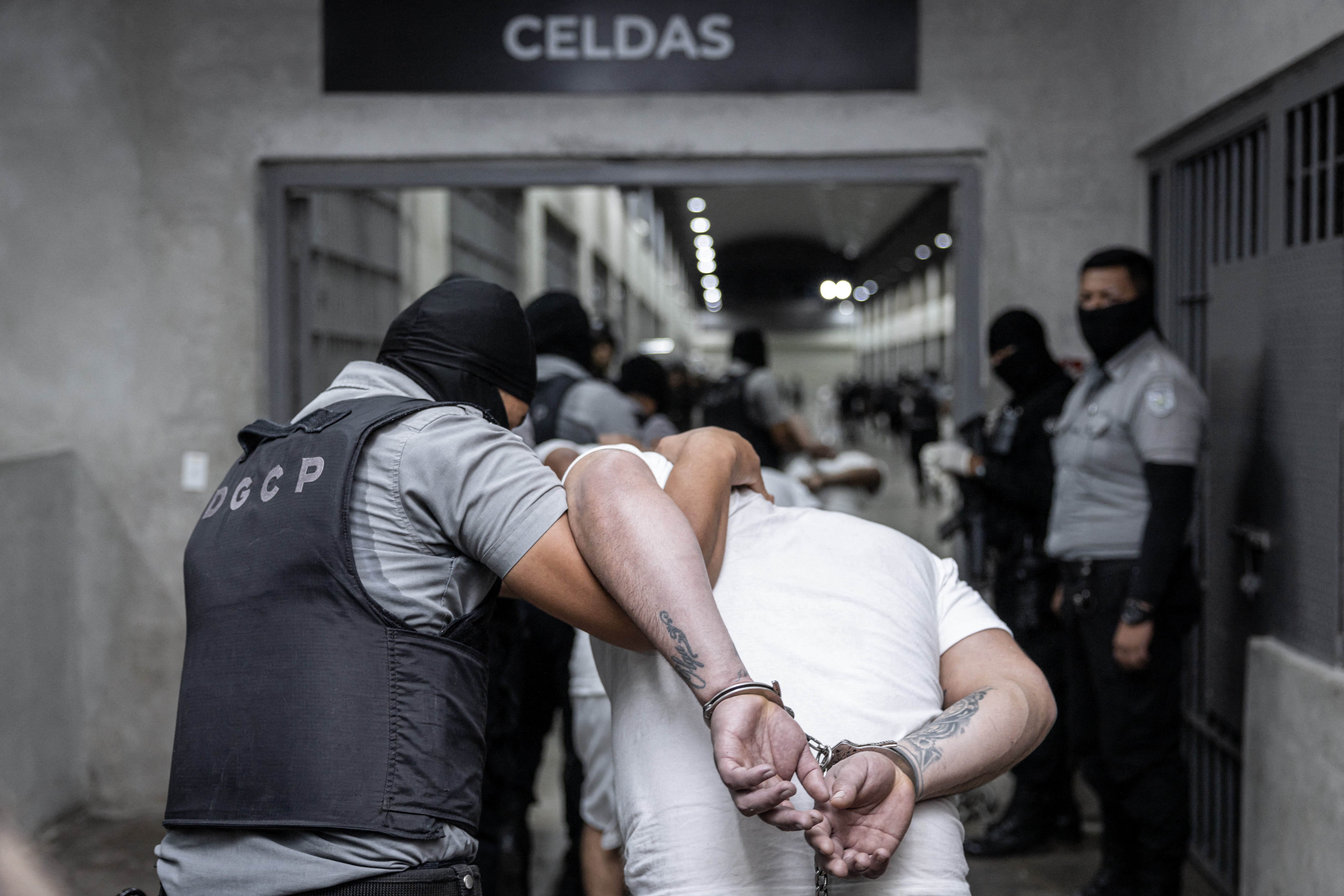 Esta foto de archivo que difundió el 16 de marzo de 2025 la oficina de prensa de la presidencia de El Salvador muestra la llegada de presuntos miembros de la organización criminal venezolana Tren de Aragua al Centro de Confinamiento del Terrorismo (CECOT) en la ciudad de Tecoluca, El Salvador